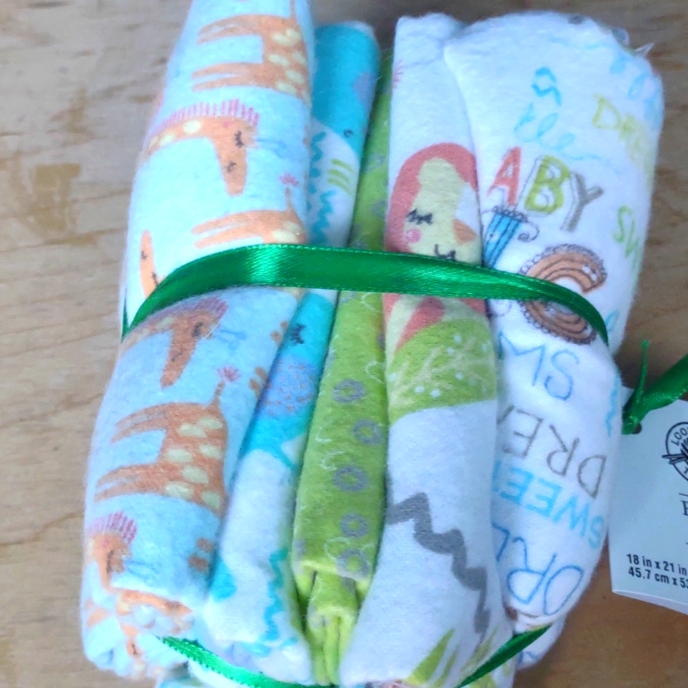 5 pieces of 100% cotton fabric 18 x 21, brand is loops and threads, colors are